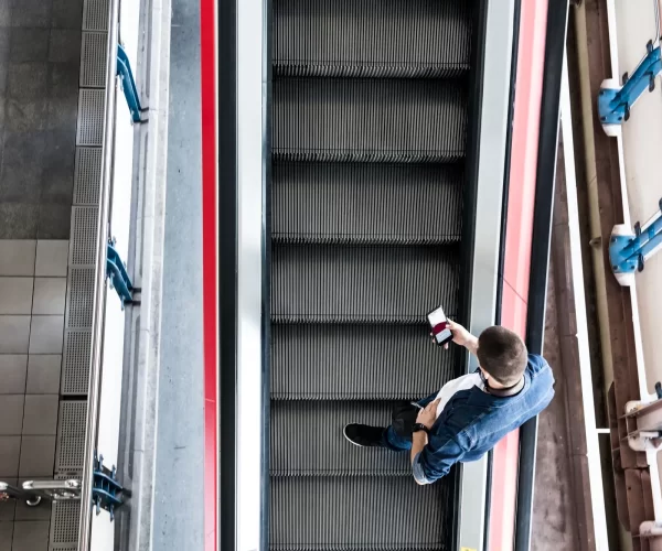imgi_45_man-using-smartphone-escalator_53876-13380