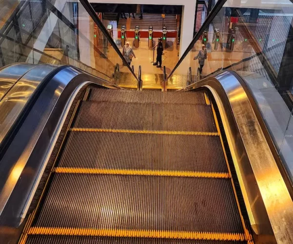 imgi_8_escalator-airport-with-people-walking-it_719231-897